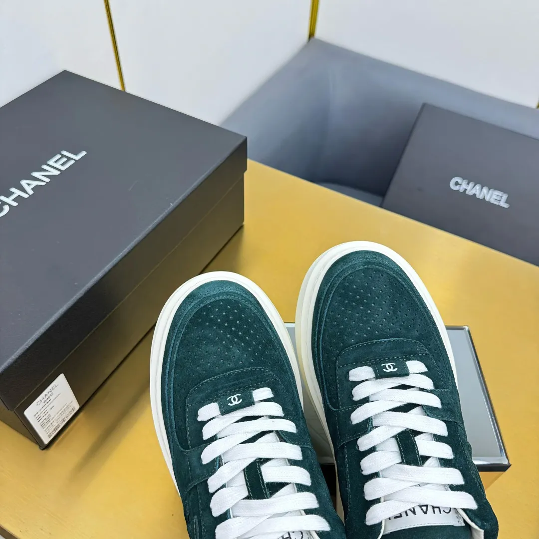 👟👟Ex-factory price 600👟👟 Upgraded version, upgraded version, upgraded version! No rebuttal accepted! ! ! ! Chanel Chanel panda shoes! 2025 counter's top casual sports shoes. This classic design; the upper is electro-embroidered with a variety of techniques; the outsole is fashionable and sporty; the unusual inclusion of a variety of color matching elements... The diversified mix and match is very good-looking and versatile, and can be used for leisure, fashion, sports, and outdoor... ꫛꫀꪝ Go➫ Materials: ❶Upper made of: original imported first-layer silk cowhide + original waterproof cloth + original first-layer cowhide ❷Inner lining: Original Yangli+Net ❸Outsole based on: Original TPU combination outsole Counter boutique packaging complete set for women 35–41 👉 👉